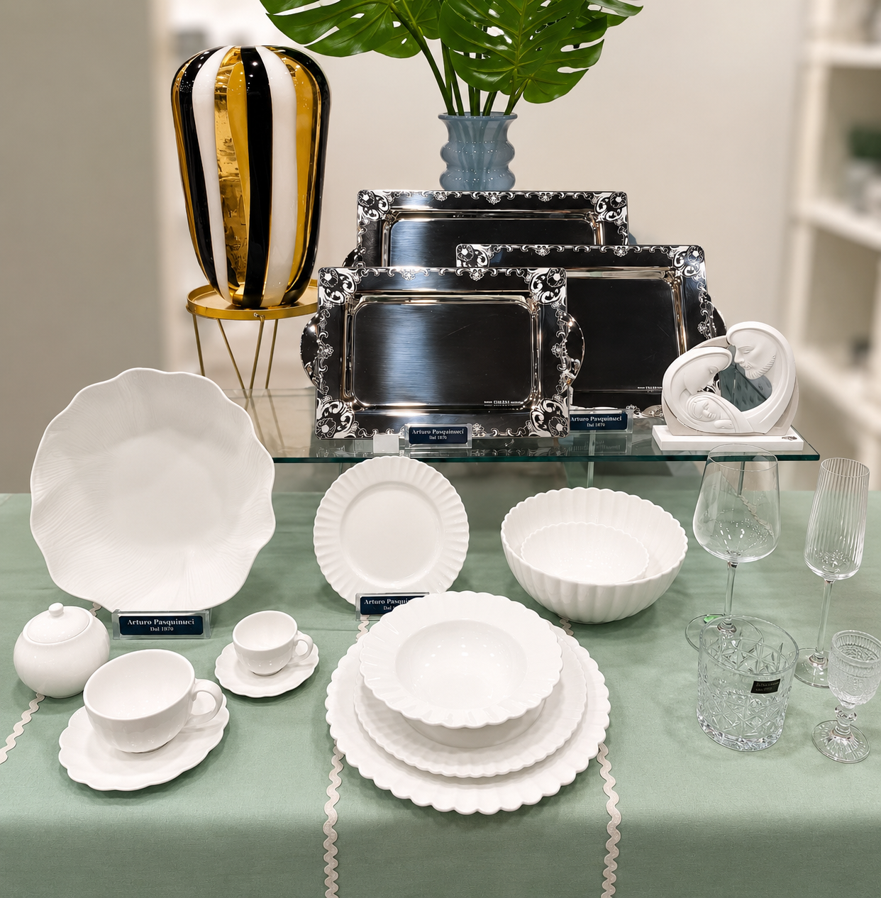 Servizio da tavola elegante per lista nozze con piatti in porcellana, vassoi decorativi e bicchieri raffinati