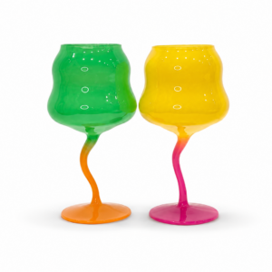 2 calici da cocktail colorati verde e arancio, giallo e rosso