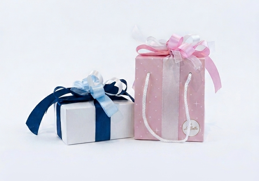 Due pacchetti di bomboniere, uno blu e uno rosa